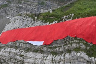 L'imposant drapeau suisse qui trône chaque 1er août sur la paroi nord du Säntis ne sera pas installé cette année, à cause de la météo.